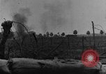 Standbild britische Soldaten Angriff aus ihren Gräben Frankreich, 1916, aus Sekunde 19 historischem Filmmaterial Videoclip 65675048367