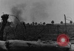 Standbild britische Soldaten Angriff aus ihren Gräben Frankreich, 1916, aus Sekunde 20 historischem Filmmaterial Videoclip 65675048367
