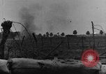 Standbild britische Soldaten Angriff aus ihren Gräben Frankreich, 1916, aus Sekunde 21 historischem Filmmaterial Videoclip 65675048367