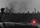 Standbild britische Soldaten Angriff aus ihren Gräben Frankreich, 1916, aus Sekunde 22 historischem Filmmaterial Videoclip 65675048367