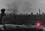Standbild britische Soldaten Angriff aus ihren Gräben Frankreich, 1916, aus Sekunde 23 historischem Filmmaterial Videoclip 65675048367