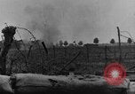 Standbild britische Soldaten Angriff aus ihren Gräben Frankreich, 1916, aus Sekunde 24 historischem Filmmaterial Videoclip 65675048367