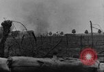 Standbild britische Soldaten Angriff aus ihren Gräben Frankreich, 1916, aus Sekunde 25 historischem Filmmaterial Videoclip 65675048367