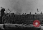 Standbild britische Soldaten Angriff aus ihren Gräben Frankreich, 1916, aus Sekunde 26 historischem Filmmaterial Videoclip 65675048367