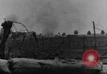 Standbild britische Soldaten Angriff aus ihren Gräben Frankreich, 1916, aus Sekunde 27 historischem Filmmaterial Videoclip 65675048367
