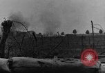 Standbild britische Soldaten Angriff aus ihren Gräben Frankreich, 1916, aus Sekunde 28 historischem Filmmaterial Videoclip 65675048367