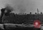 Standbild britische Soldaten Angriff aus ihren Gräben Frankreich, 1916, aus Sekunde 29 historischem Filmmaterial Videoclip 65675048367