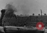 Standbild britische Soldaten Angriff aus ihren Gräben Frankreich, 1916, aus Sekunde 30 historischem Filmmaterial Videoclip 65675048367