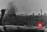 Standbild britische Soldaten Angriff aus ihren Gräben Frankreich, 1916, aus Sekunde 31 historischem Filmmaterial Videoclip 65675048367