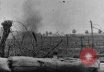 Standbild britische Soldaten Angriff aus ihren Gräben Frankreich, 1916, aus Sekunde 32 historischem Filmmaterial Videoclip 65675048367