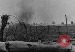 Standbild britische Soldaten Angriff aus ihren Gräben Frankreich, 1916, aus Sekunde 33 historischem Filmmaterial Videoclip 65675048367