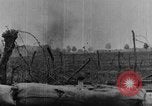 Standbild britische Soldaten Angriff aus ihren Gräben Frankreich, 1916, aus Sekunde 34 historischem Filmmaterial Videoclip 65675048367