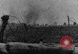 Standbild britische Soldaten Angriff aus ihren Gräben Frankreich, 1916, aus Sekunde 35 historischem Filmmaterial Videoclip 65675048367