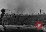 Standbild britische Soldaten Angriff aus ihren Gräben Frankreich, 1916, aus Sekunde 36 historischem Filmmaterial Videoclip 65675048367