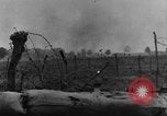 Standbild britische Soldaten Angriff aus ihren Gräben Frankreich, 1916, aus Sekunde 37 historischem Filmmaterial Videoclip 65675048367