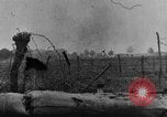 Standbild britische Soldaten Angriff aus ihren Gräben Frankreich, 1916, aus Sekunde 38 historischem Filmmaterial Videoclip 65675048367