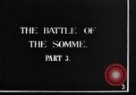 Standbild britische Soldaten Angriff aus ihren Gräben Frankreich, 1916, aus Sekunde 39 historischem Filmmaterial Videoclip 65675048367