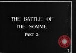 Standbild britische Soldaten Angriff aus ihren Gräben Frankreich, 1916, aus Sekunde 40 historischem Filmmaterial Videoclip 65675048367