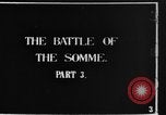 Standbild britische Soldaten Angriff aus ihren Gräben Frankreich, 1916, aus Sekunde 41 historischem Filmmaterial Videoclip 65675048367