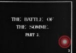 Standbild britische Soldaten Angriff aus ihren Gräben Frankreich, 1916, aus Sekunde 42 historischem Filmmaterial Videoclip 65675048367