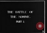 Standbild britische Soldaten Angriff aus ihren Gräben Frankreich, 1916, aus Sekunde 43 historischem Filmmaterial Videoclip 65675048367