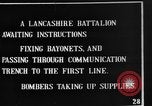 Standbild britische Soldaten Angriff aus ihren Gräben Frankreich, 1916, aus Sekunde 44 historischem Filmmaterial Videoclip 65675048367