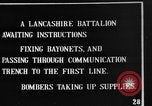 Standbild britische Soldaten Angriff aus ihren Gräben Frankreich, 1916, aus Sekunde 45 historischem Filmmaterial Videoclip 65675048367