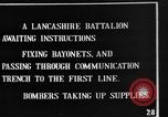 Standbild britische Soldaten Angriff aus ihren Gräben Frankreich, 1916, aus Sekunde 46 historischem Filmmaterial Videoclip 65675048367