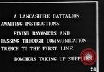 Standbild britische Soldaten Angriff aus ihren Gräben Frankreich, 1916, aus Sekunde 48 historischem Filmmaterial Videoclip 65675048367