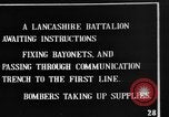Standbild britische Soldaten Angriff aus ihren Gräben Frankreich, 1916, aus Sekunde 49 historischem Filmmaterial Videoclip 65675048367