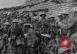 Standbild britische Soldaten Angriff aus ihren Gräben Frankreich, 1916, aus Sekunde 53 historischem Filmmaterial Videoclip 65675048367