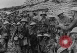 Standbild britische Soldaten Angriff aus ihren Gräben Frankreich, 1916, aus Sekunde 54 historischem Filmmaterial Videoclip 65675048367