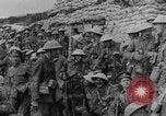 Standbild britische Soldaten Angriff aus ihren Gräben Frankreich, 1916, aus Sekunde 55 historischem Filmmaterial Videoclip 65675048367