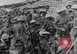 Standbild britische Soldaten Angriff aus ihren Gräben Frankreich, 1916, aus Sekunde 56 historischem Filmmaterial Videoclip 65675048367