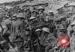 Standbild britische Soldaten Angriff aus ihren Gräben Frankreich, 1916, aus Sekunde 57 historischem Filmmaterial Videoclip 65675048367