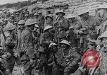 Standbild britische Soldaten Angriff aus ihren Gräben Frankreich, 1916, aus Sekunde 58 historischem Filmmaterial Videoclip 65675048367