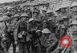 Standbild britische Soldaten Angriff aus ihren Gräben Frankreich, 1916, aus Sekunde 59 historischem Filmmaterial Videoclip 65675048367
