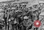 Standbild britische Soldaten Angriff aus ihren Gräben Frankreich, 1916, aus Sekunde 60 historischem Filmmaterial Videoclip 65675048367