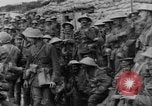 Standbild britische Soldaten Angriff aus ihren Gräben Frankreich, 1916, aus Sekunde 61 historischem Filmmaterial Videoclip 65675048367