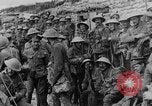 Standbild britische Soldaten Angriff aus ihren Gräben Frankreich, 1916, aus Sekunde 62 historischem Filmmaterial Videoclip 65675048367