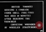 Image soldats britanniques transporter des camarades blessés France, 1916, de la seconde 5 séquences d'archives historiques vidéo 65675048369