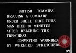 Image soldats britanniques transporter des camarades blessés France, 1916, de la seconde 9 séquences d'archives historiques vidéo 65675048369