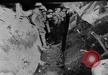 Image soldats britanniques transporter des camarades blessés France, 1916, de la seconde 27 séquences d'archives historiques vidéo 65675048369