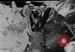 Image soldats britanniques transporter des camarades blessés France, 1916, de la seconde 28 séquences d'archives historiques vidéo 65675048369