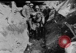Image soldats britanniques transporter des camarades blessés France, 1916, de la seconde 29 séquences d'archives historiques vidéo 65675048369