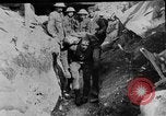 Image soldats britanniques transporter des camarades blessés France, 1916, de la seconde 30 séquences d'archives historiques vidéo 65675048369