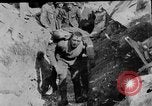 Image soldats britanniques transporter des camarades blessés France, 1916, de la seconde 31 séquences d'archives historiques vidéo 65675048369