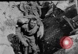 Image soldats britanniques transporter des camarades blessés France, 1916, de la seconde 32 séquences d'archives historiques vidéo 65675048369