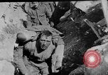 Image soldats britanniques transporter des camarades blessés France, 1916, de la seconde 33 séquences d'archives historiques vidéo 65675048369