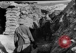 Image soldats britanniques transporter des camarades blessés France, 1916, de la seconde 35 séquences d'archives historiques vidéo 65675048369